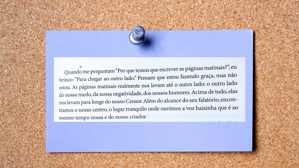 Colagem digital com postit lilás num mural de cortiça e, ao centro, foto de um trecho do livro O Caminho do Artista