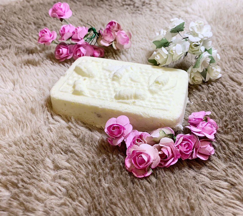 Beehive Yourself Honeysuckle Bath Bomb