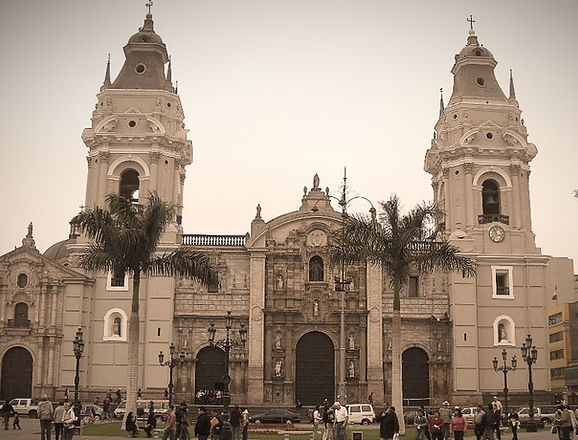 Fachada-Catedral-de-Lima-Peru_edited_edited_edited_edited.jpg