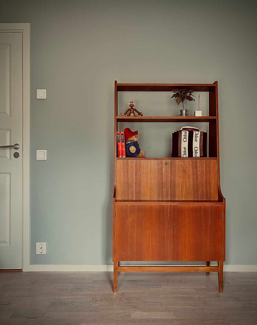 Miniatyrbild: Vintage bokhylla i teak med klafflock 