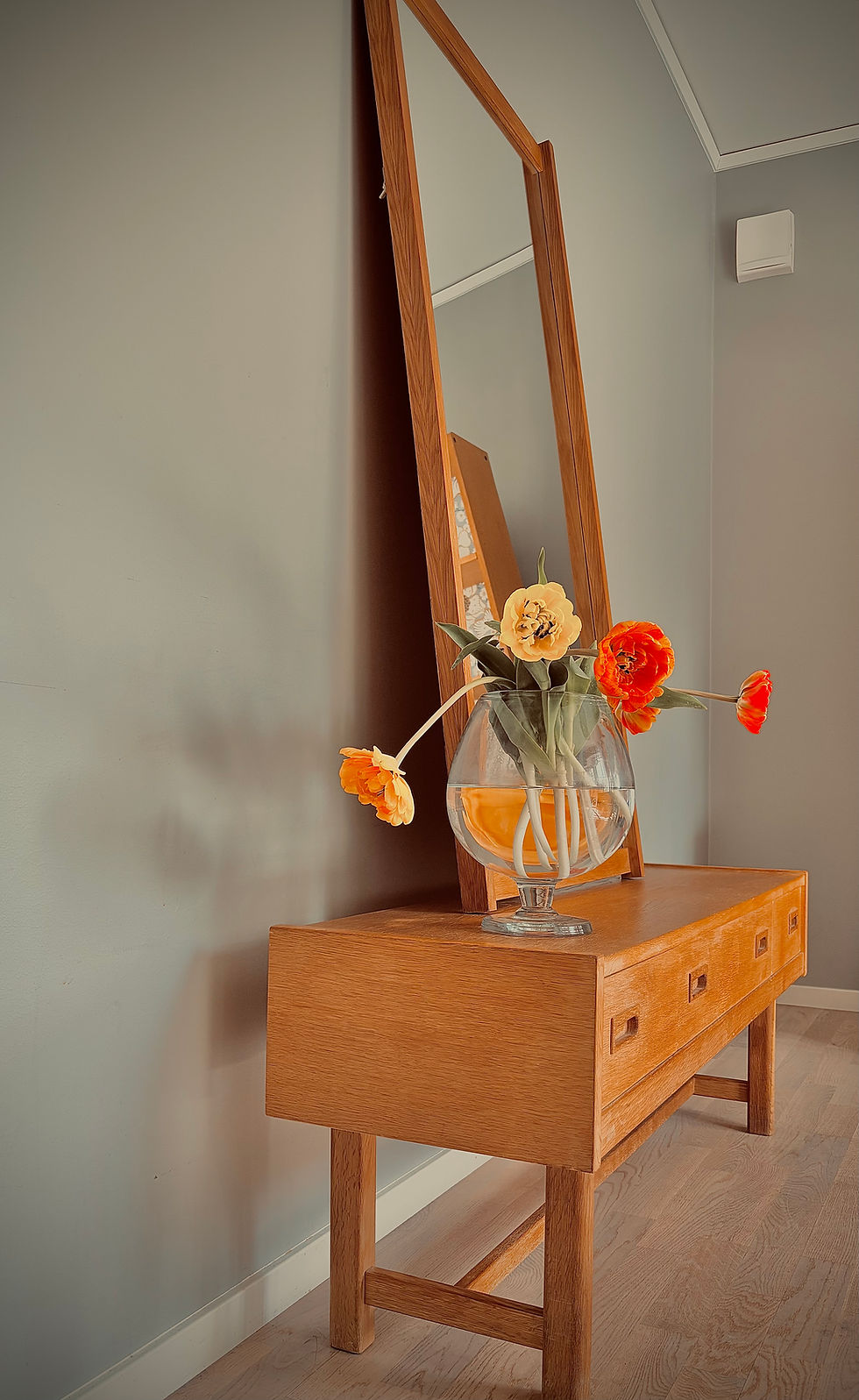 Miniatyrbild: Hallmöbel (lågt sideboard) & matchande helfigursspegel i ek 