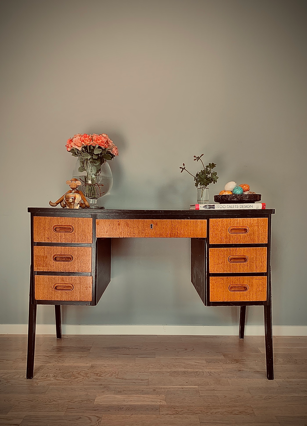 ”Ritual” skrivbord i teak/bemålad