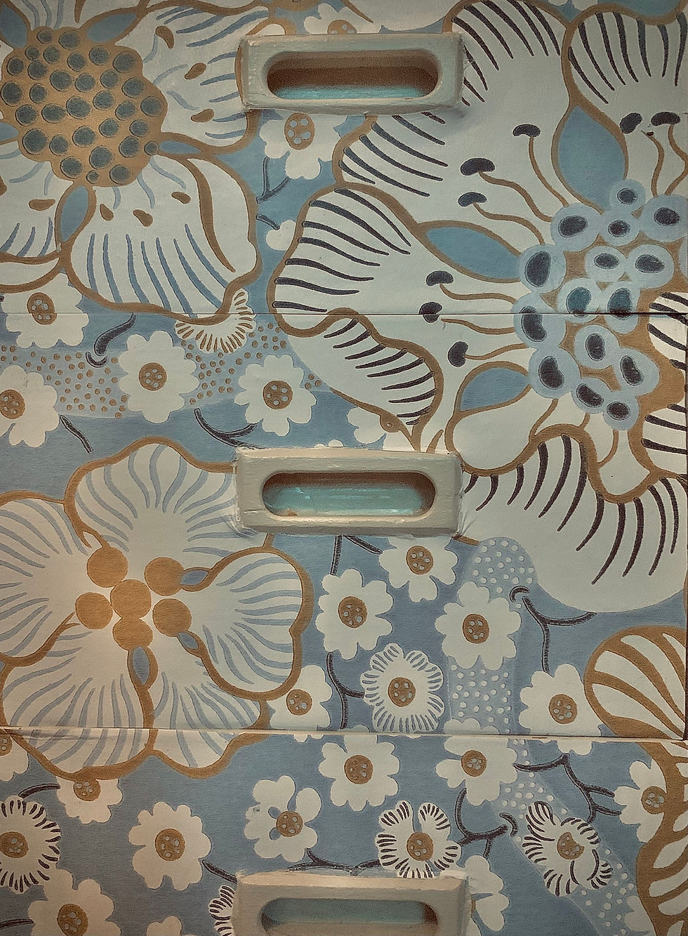 Miniatyrbild: Bemålad byrå tapetserad i ”Eldblomman gråblå” Svenskt Tenn 