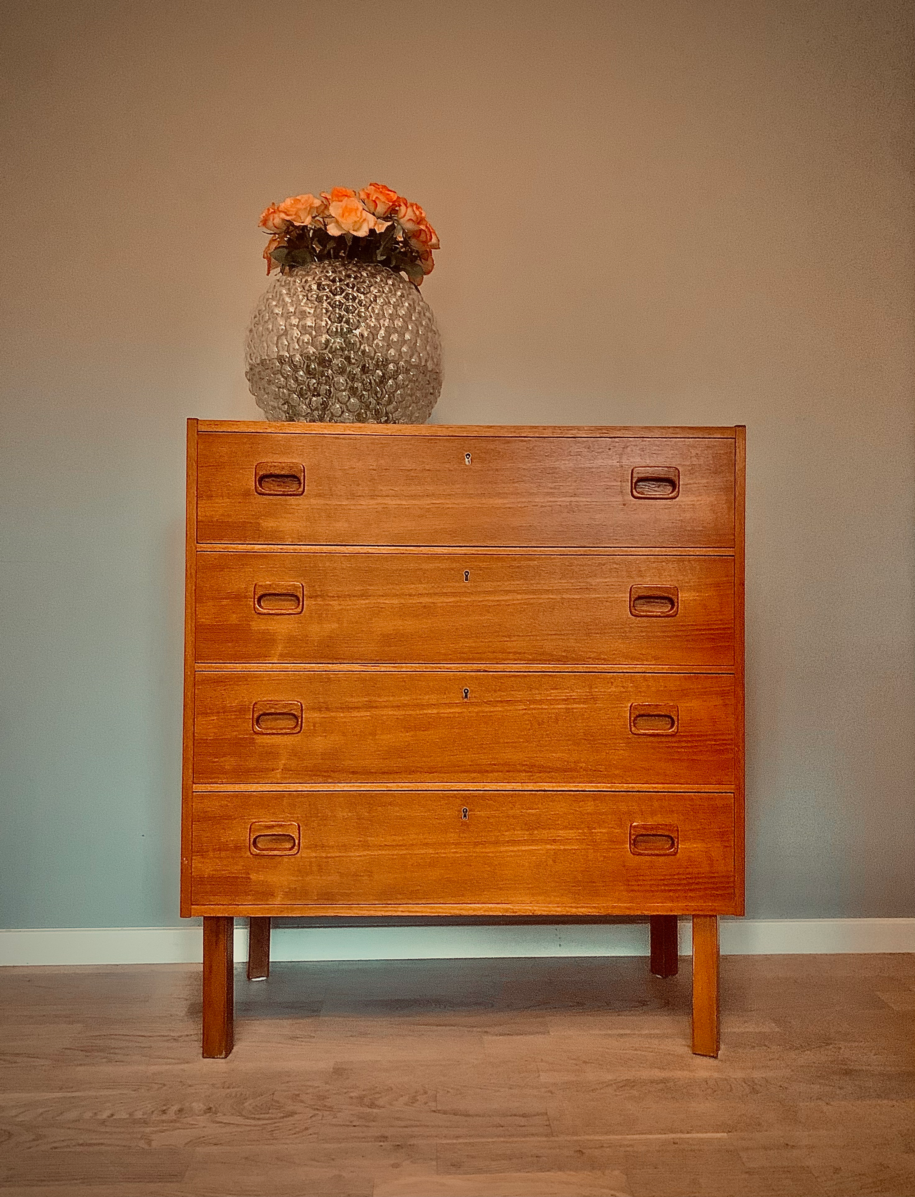 Vintage byrå i teak med fyra lådor