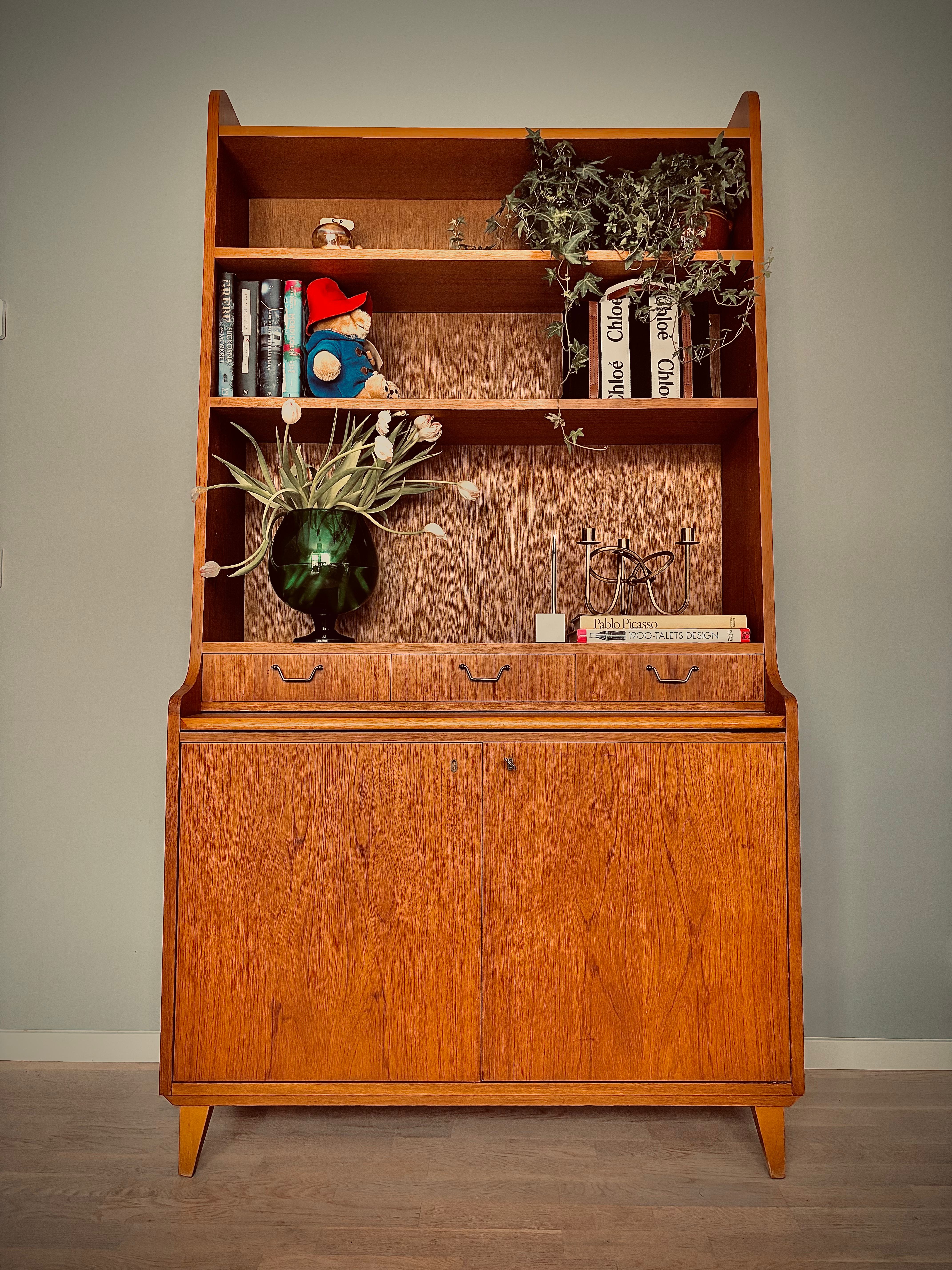Vintage bokhylla i teak med skåp & utdragbar skiva 