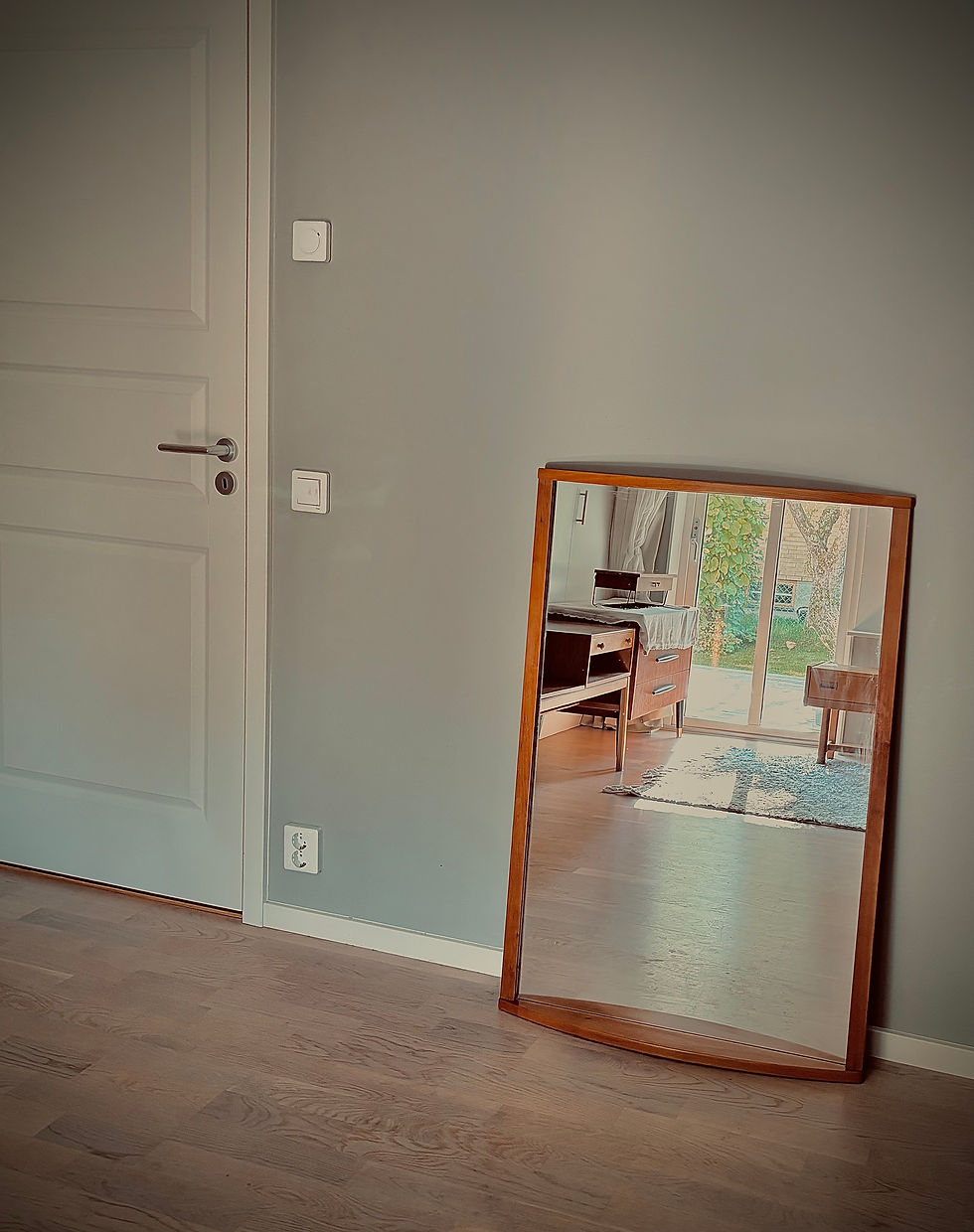Miniatyrbild: Vintage helfigursspegel med välvda kanter 