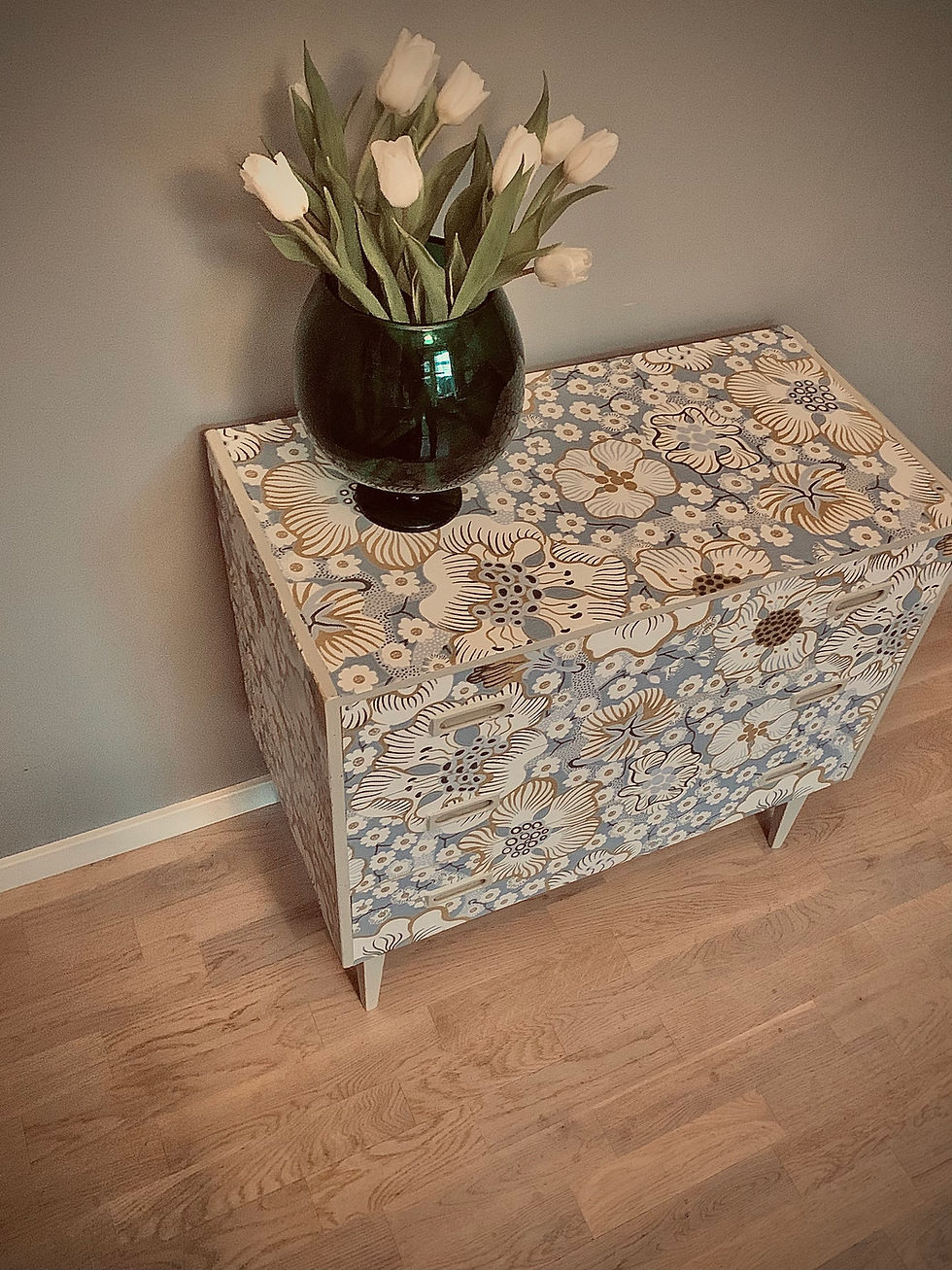 Miniatyrbild: Bemålad byrå tapetserad i ”Eldblomman gråblå” Svenskt Tenn 