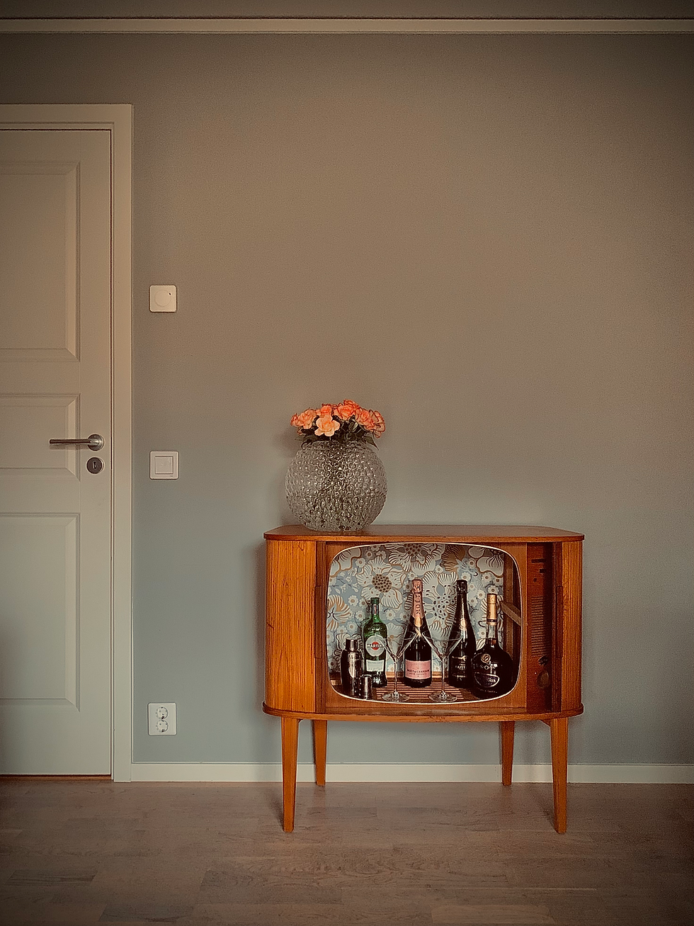 Miniatyrbild: Tv-skåp/barskåp i teak tapetserad i Svenskt Tenn 