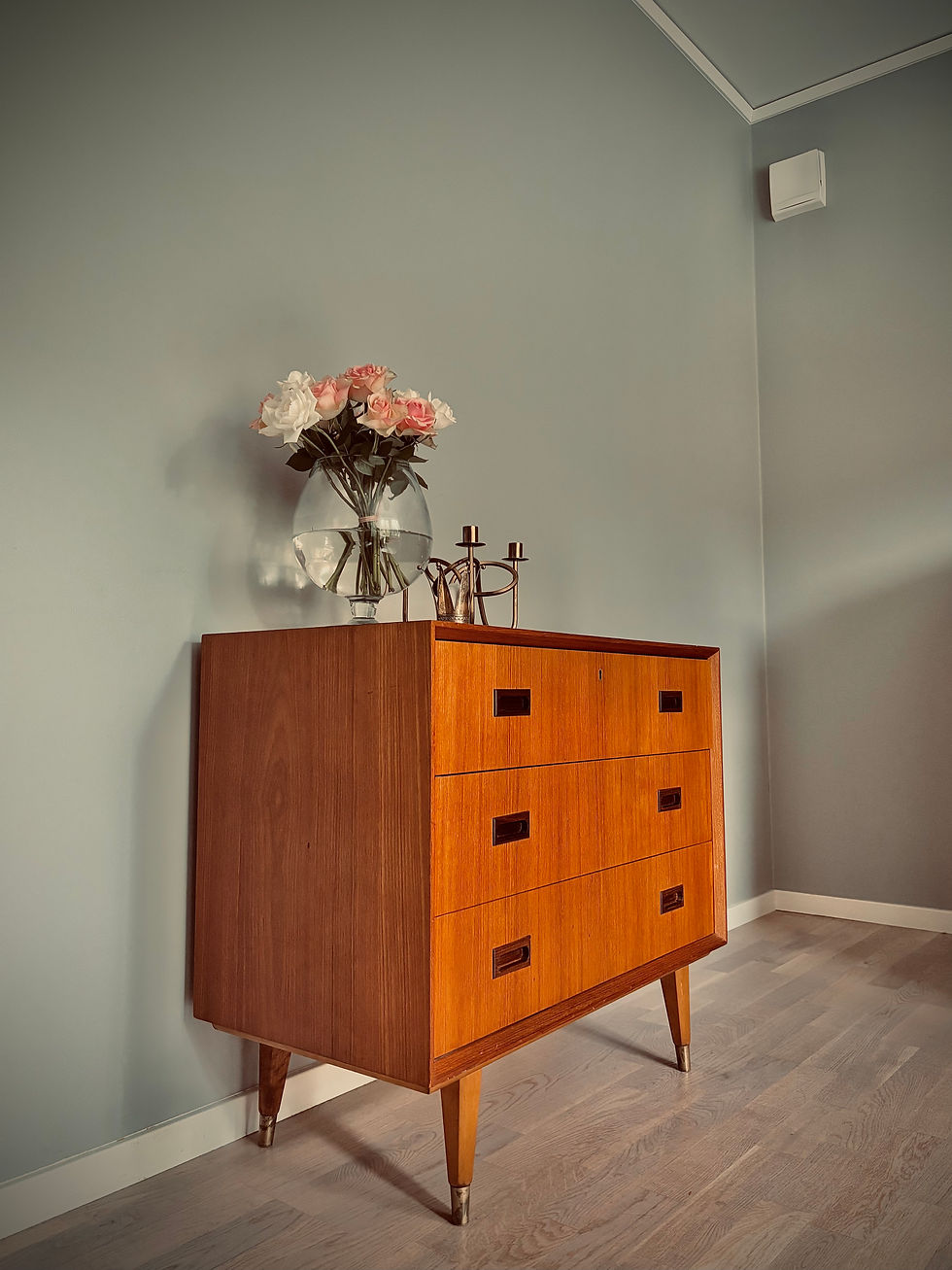 Miniatyrbild: Vintage byrå i teak 