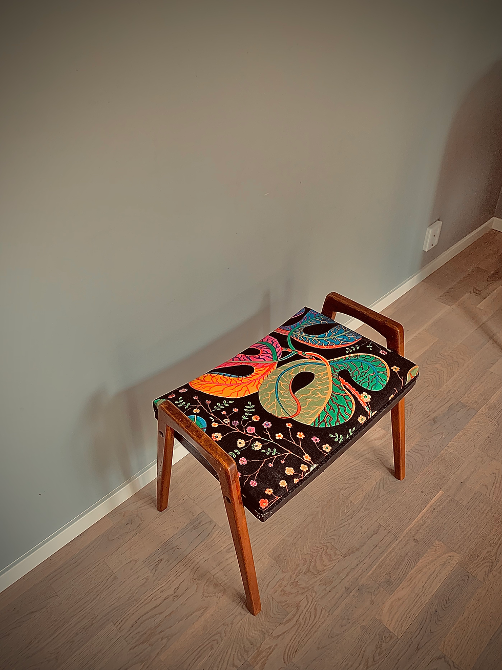 Vintage pianopall klädd med Svenskt Tenn textil