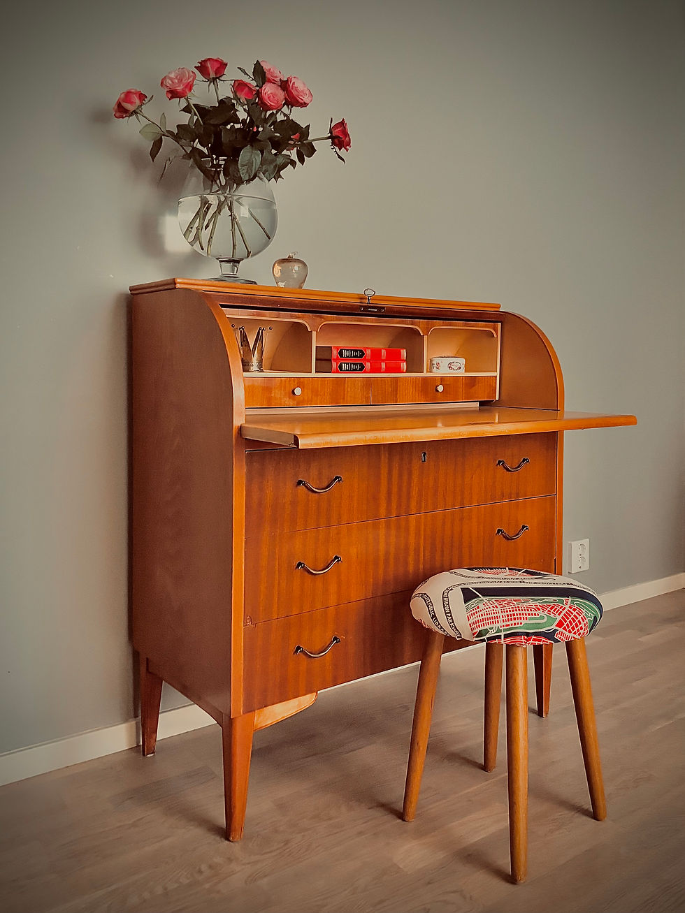Miniatyrbild: Vintage sekretär med rullklaff 