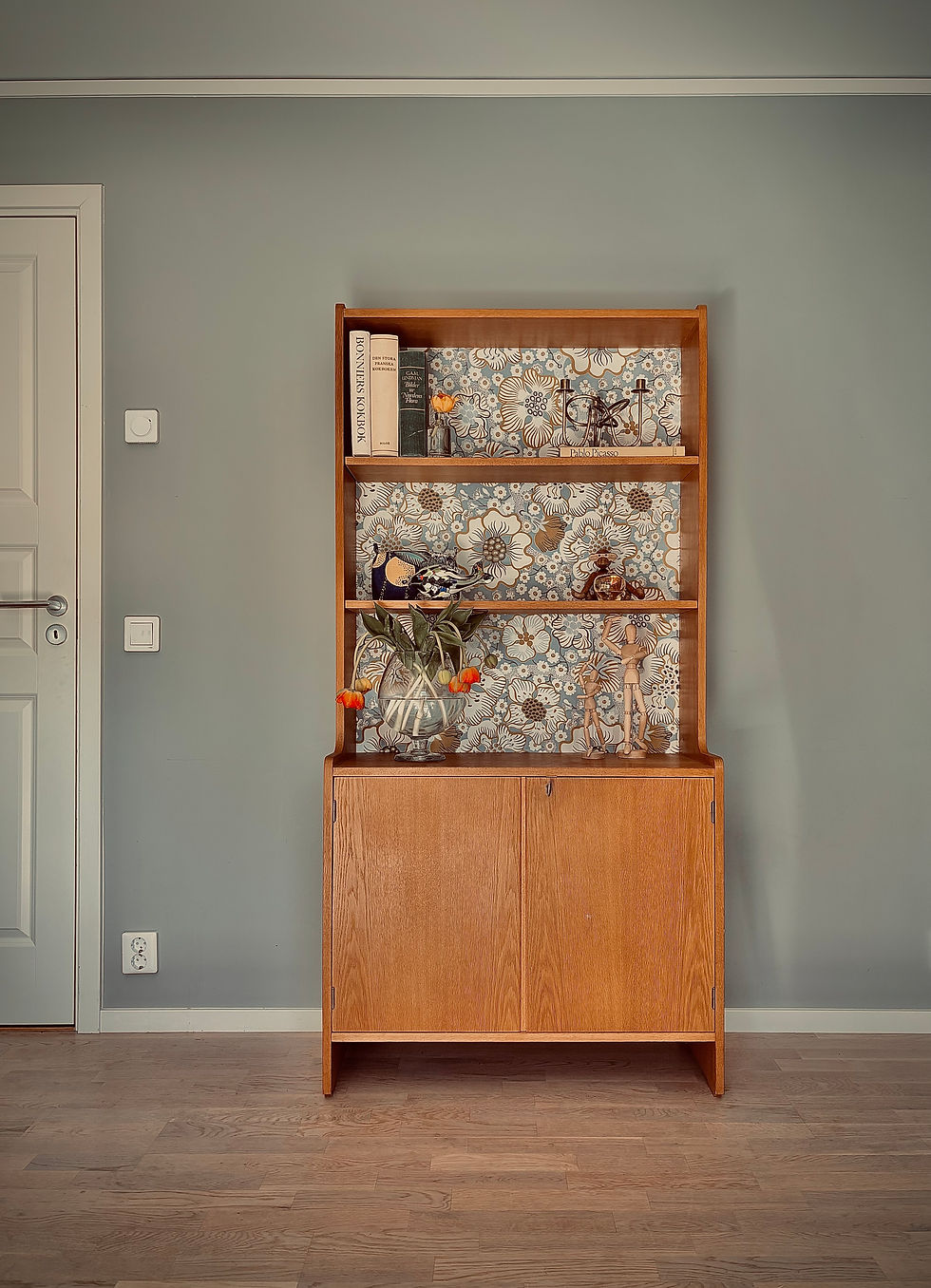 Miniatyrbild: Vintage bokhylla i ek tapetserad med Svenskt Tenn 