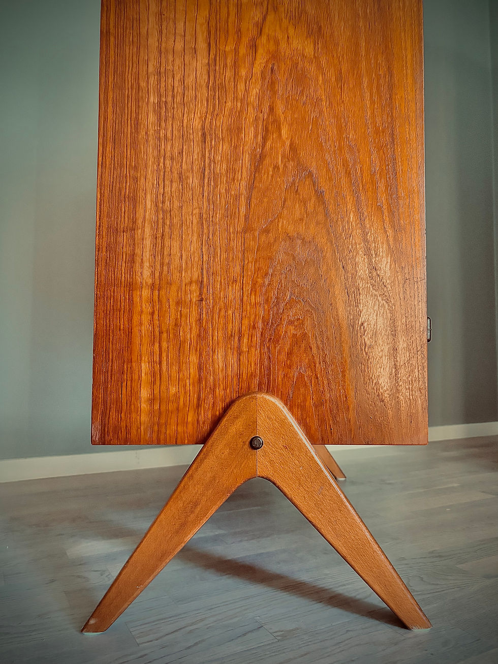 Thumbnail: Vintage skåp i teak 