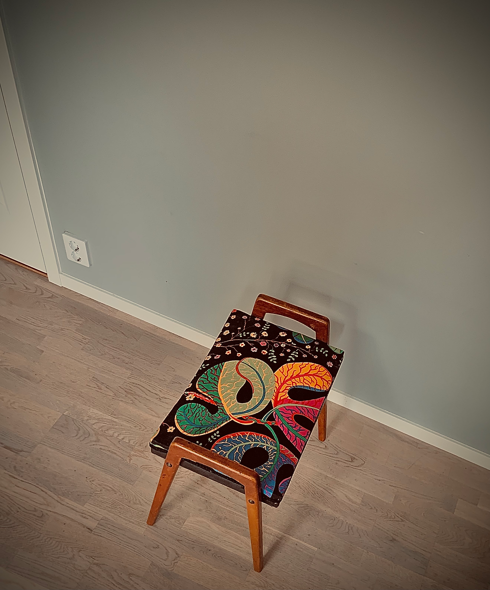 Miniatyrbild: Vintage pianopall klädd med Svenskt Tenn textil 