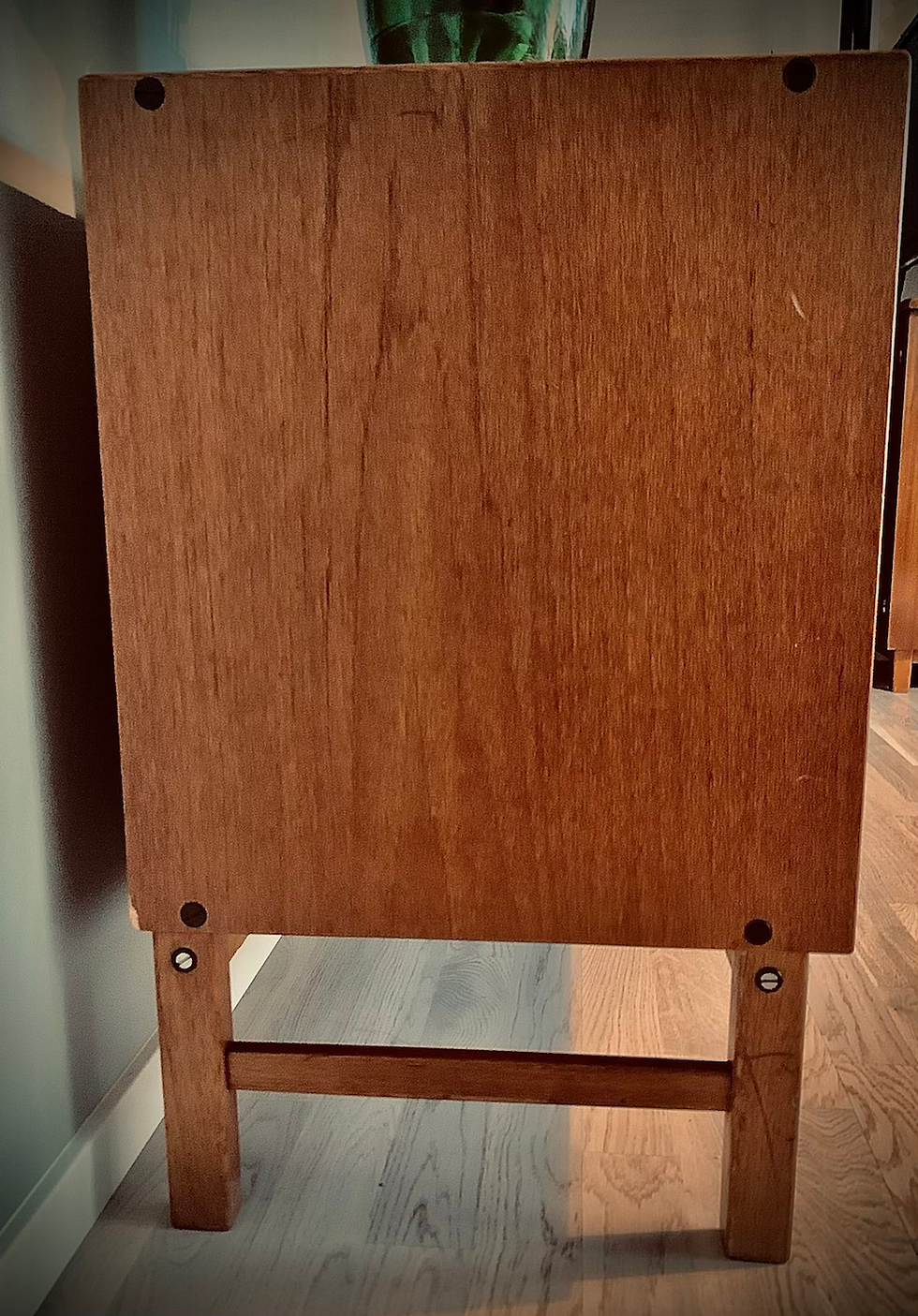 Miniatyrbild: Sideboard i teak, tapetserad i ”Eldblomman” 