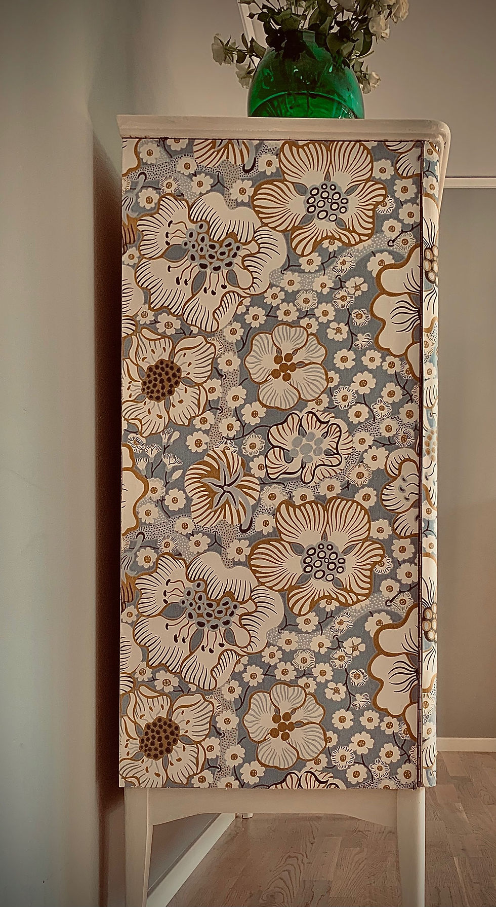 Miniatyrbild: Vintage skåp tapetserad  med Svenskt Tenn tapet 