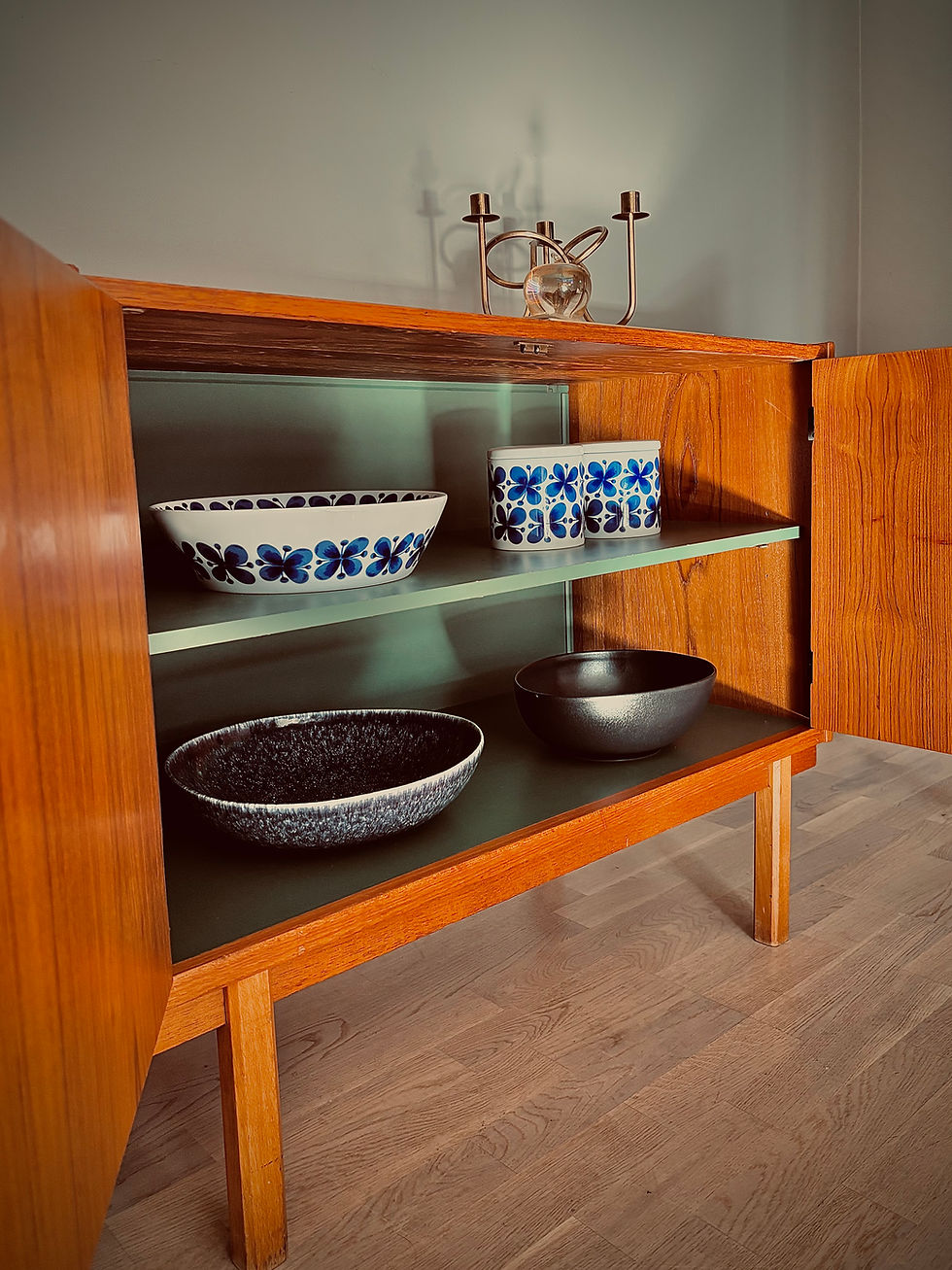 Miniatyrbild: Sideboard i teak 