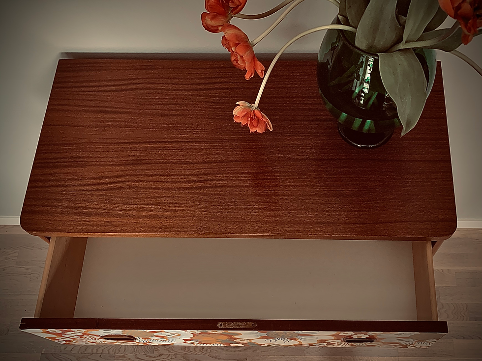 Miniatyrbild: Byrå i mahogny klädd i Eldblomman Svenskt Tenn 