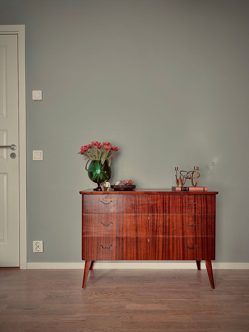 Miniatyrbild: Vintage byrå med beslag i mässing, mahogny 