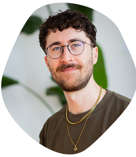 Therapeut Henrik Genzel, junger Mann mit brauenen Haaren und Brille