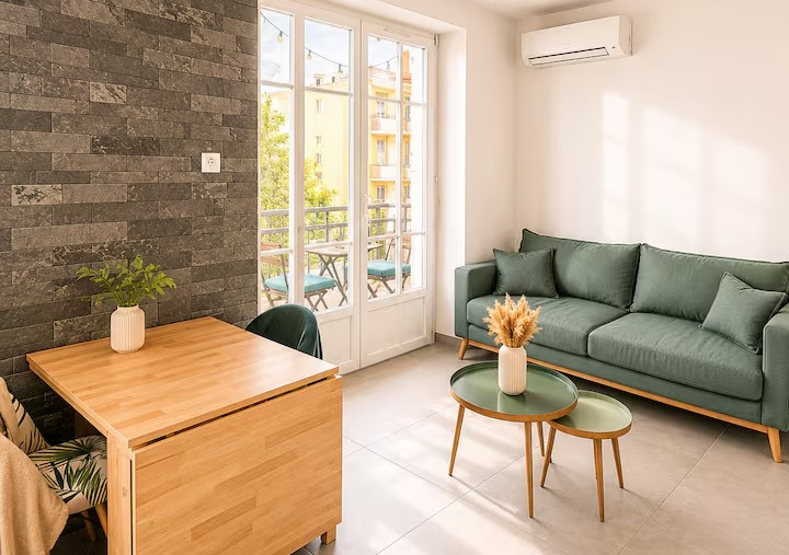 Salon lumineux avec espace repas préparé pour accueillir des voyageurs Airbnb à Nice