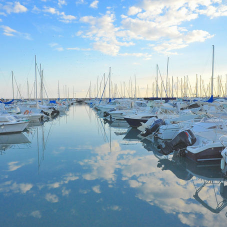 Port de plaisance de Saint-Laurent-du-Var avec bateaux et voiliers