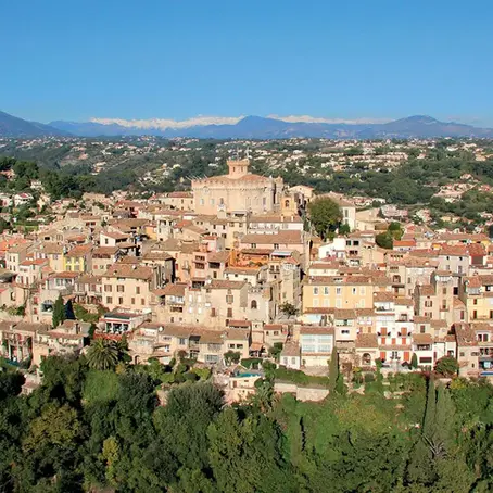 Vue aérienne du Haut-de-Cagnes, secteur recherché pour la location Airbnb à Cagnes-sur-Mer sur la Côte d'Azur