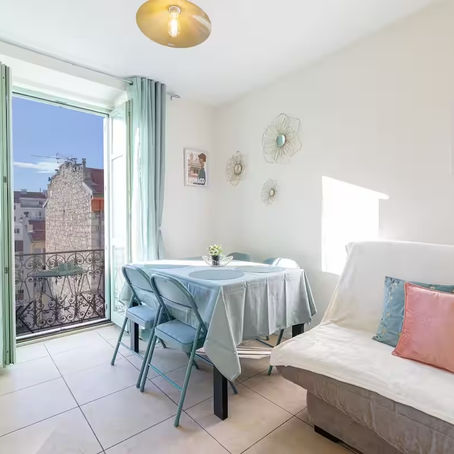 Appartement lumineux en location Airbnb au port de Nice, géré par Mon Petit Hôte pour la location courte durée