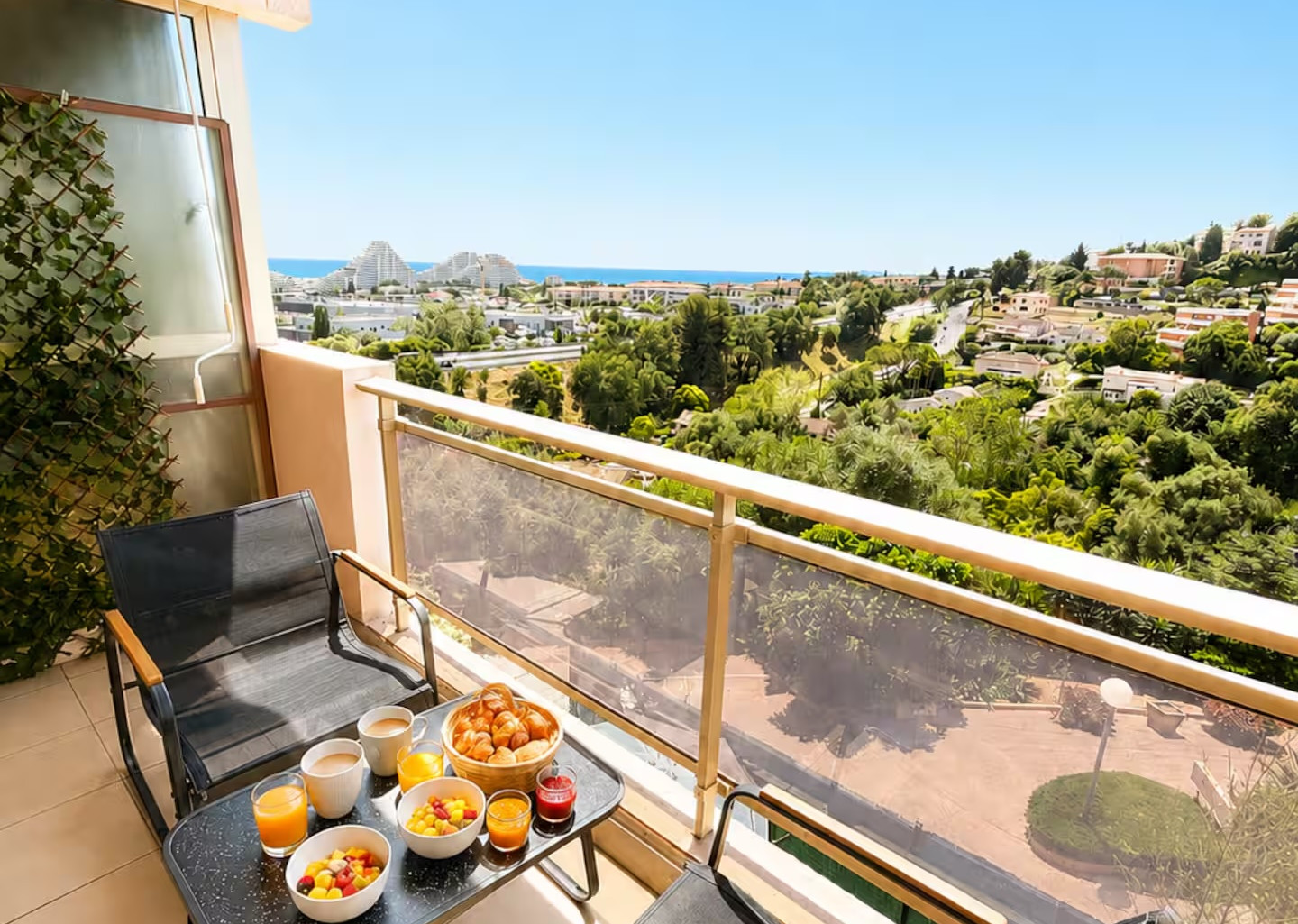 Terrasse aménagée d’un logement Airbnb géré par une conciergerie locale