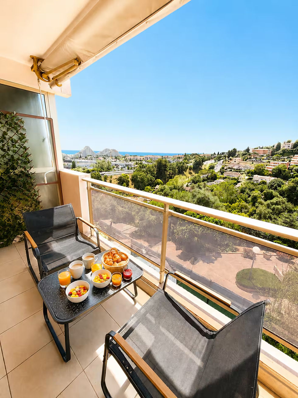 Terrasse avec vue mer d’un logement en location courte durée sur la Côte d’Azur