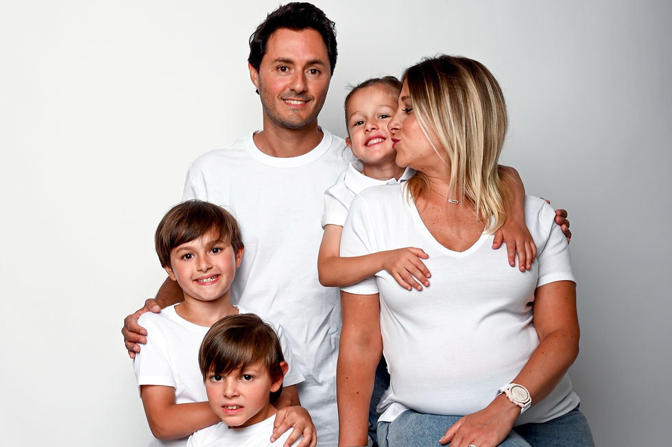 Vue en plongée d’un salon élégant avec un appareil photo sur un trépied