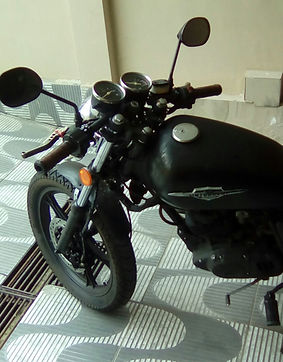 Suzuki Intruder 125 com semi guidão Bolzan Preto Fosco