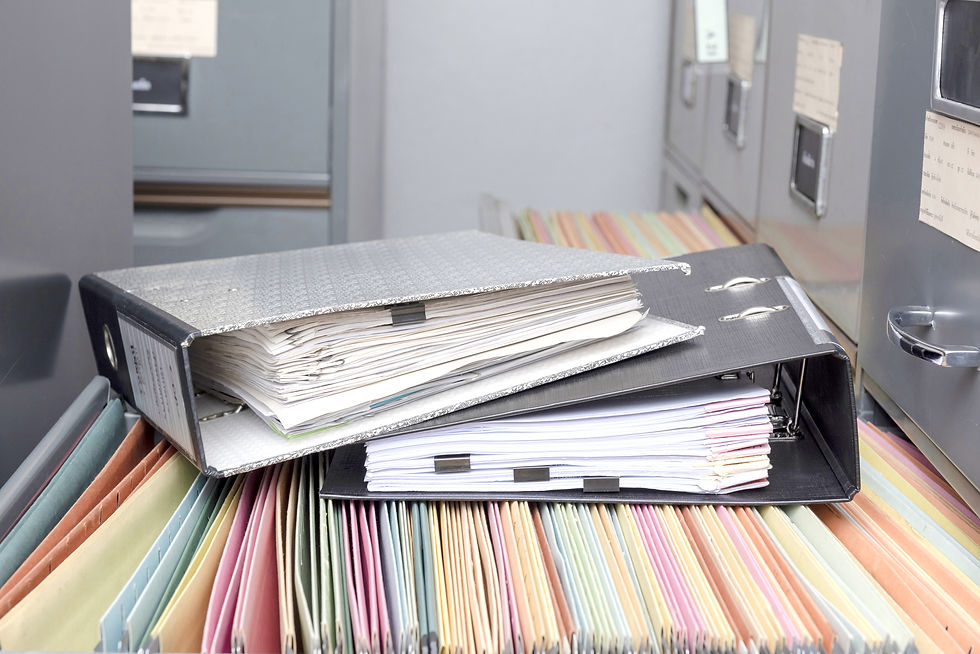 Des classeurs et des tiroirs de rangement pour classeurs dans une pièce à archives