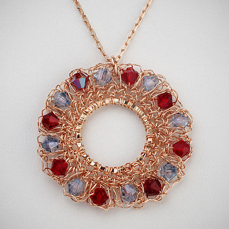 שרשרת סרוגה מחוט גולדפילד אדום 14 קראט בשילוב חרוזי קריסטל סוורובסקי בגווני בורדו ותכלת קיים גם בצבעים אחרים.  בעיצוב תמר יוס