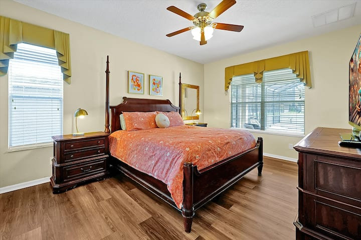 Four-poster bedroom with a coral duvet