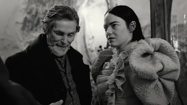 Willem Dafoe e Emma Stone em Pobres Criaturas - Divulgação