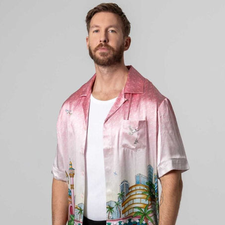 Calvin Harris v růžové košili