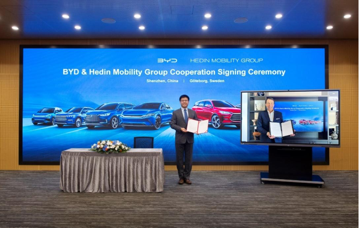 Ceremonia de firma del acuerdo de cooperación entre BYD y Hedin Mobility Group.