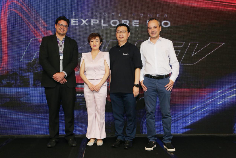 Ceremonia de lanzamiento del BYD HAN EV en Río de Janeiro. De izquierda a derecha: Adalberto Maluf, Director de Marketing y Sostenibilidad de BYD Brasil; Stella Li, Vicepresidenta Ejecutiva de BYD Company Limited y Presidenta de BYD Américas; Tyler Li, Presidente de BYD Brasil; Henrique Antunes, Director de Ventas de BYD Brasil.