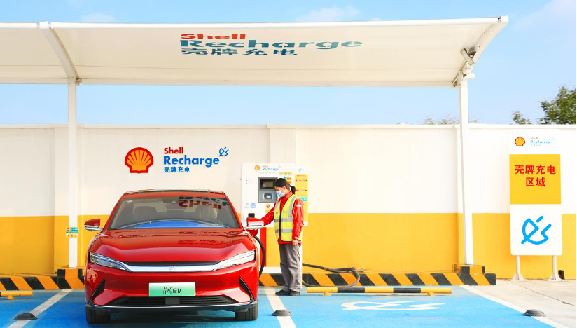Un BYD Han EV en el centro de recarga de Shell.
