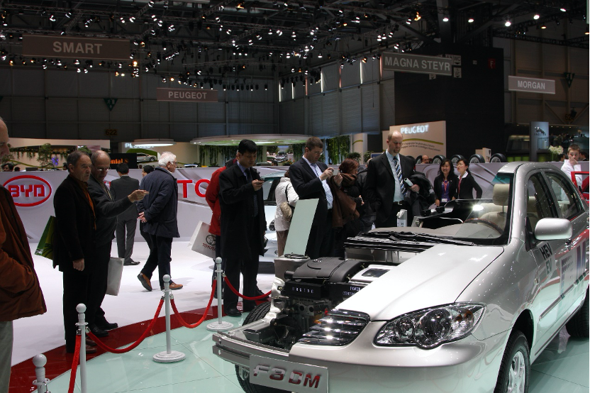 BYD en el Salón del Automóvil de Ginebra de 2008 con el primer PHEV F3DM del mundo
