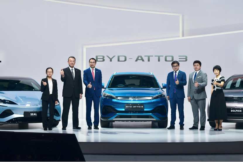 Liu Xueliang, Gerente General de la División de Ventas de Automóviles de BYD Asia-Pacífico (tercero desde la izquierda), Li Yunfei, Gerente General de la División de Branding y Relaciones Públicas de BYD (tercero desde la derecha) y Atsuki Tofukuji, Presidente de BYD AUTO JAPAN Inc. (segundo desde izquierda) asistió a la conferencia en Tokio