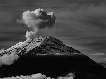 Mistério no Céu: OVNIs são filmados sobre o vulcão Popocatépetl no México.