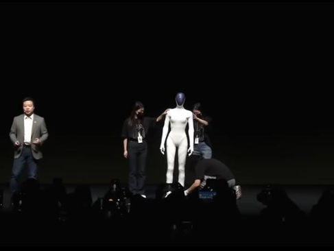 Robô humanoide chinês impressiona o mundo com realismo tão extremo que a empresa precisou abri-lo ao meio no palco.