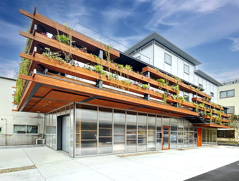 作業場・倉庫・オフィス建築デザイン。埼玉県戸田市の作業場兼倉庫および事務所の建築設計。緑化されたルーバーとバルコニーをもつ外観ファサードの産業系建築。設計事務所PODAによる工場・倉庫・オフィス建築設計。