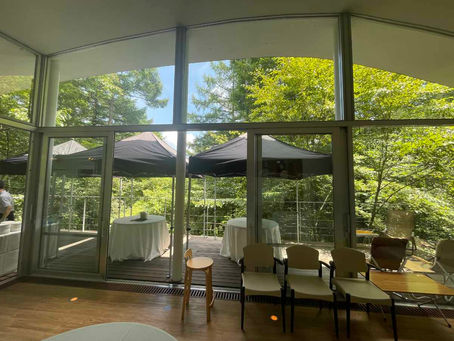 PODAが設計した別荘建築「軽井沢カウンターポイント」のリビングとテラス。BBQパーティで人が集う夏の風景