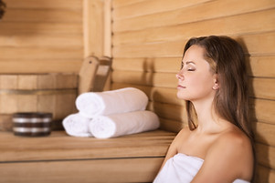 Femme dans un sauna