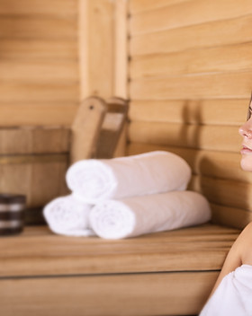 Femme dans un sauna