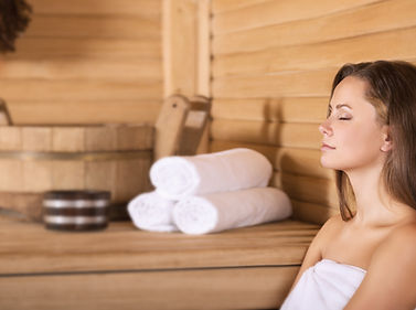 Frau in einer Sauna