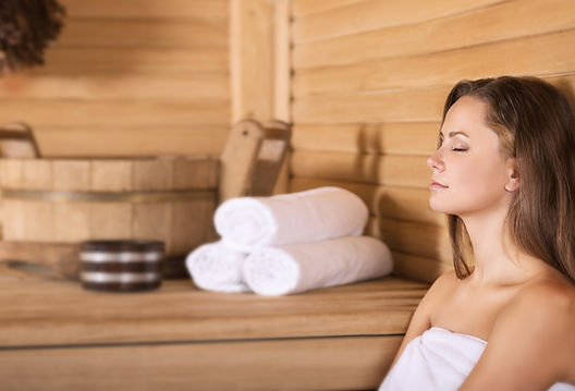 Frau in einer Sauna
